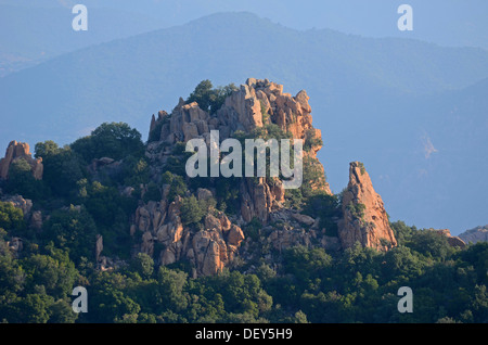 Il bizzarro tipiche rocce rosse delle Calanche di Piana sotto un cielo blu. Le Calanche di Piana è nella parte occidentale del Foto Stock