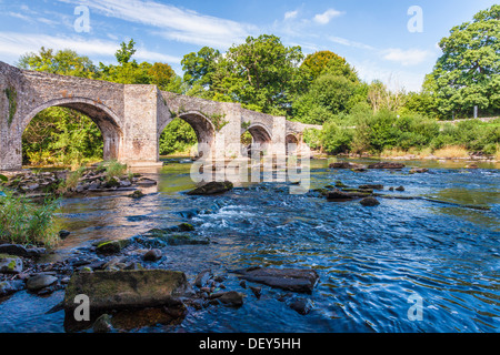 Il Fiume Usk e Ponte Llangynidr nel Parco Nazionale di Brecon Beacons, Galles. Foto Stock