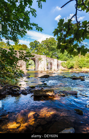 Il Fiume Usk e Ponte Llangynidr nel Parco Nazionale di Brecon Beacons, Galles. Foto Stock