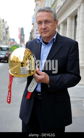 Gioielliere Pavel Lejhanec (nella foto) progettato per la ventiduesima volta il principale trofeo per Pardubice speedway gara Casco d'oro di Pardubice. Casco di argento è riccamente dorato e questo anno è anche decorata con porcelant che è anche chiamato porcellana Jasper. Il Casco d'oro di Pardubice è raffigurato in Pardubice, Repubblica Ceca il 25 settembre 2013. (CTK foto/Josef Vostarek) Foto Stock