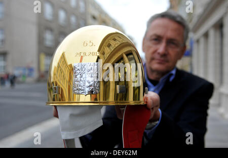 Gioielliere Pavel Lejhanec (nella foto) progettato per la ventiduesima volta il principale trofeo per Pardubice speedway gara Casco d'oro di Pardubice. Casco di argento è riccamente dorato e questo anno è anche decorata con porcelant che è anche chiamato porcellana Jasper. Il Casco d'oro di Pardubice è raffigurato in Pardubice, Repubblica Ceca il 25 settembre 2013. (CTK foto/Josef Vostarek) Foto Stock