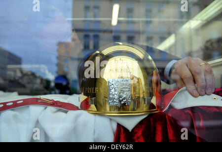 Gioielliere Pavel Lejhanec progettato per la ventiduesima volta il principale trofeo per Pardubice speedway gara Casco d'oro di Pardubice. Casco di argento è riccamente dorato e questo anno è anche decorata con porcelant che è anche chiamato porcellana Jasper. Il Casco d'oro di Pardubice è raffigurato in Pardubice, Repubblica Ceca il 25 settembre 2013. (CTK foto/Josef Vostarek) Foto Stock