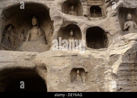 Alcuni dei 251 grotte artificiali nelle antiche rock cut Grotte di Yungang tempio Buddista del V e VI secolo nei pressi della città di Datong nella provincia di Shanxi. Cina Foto Stock