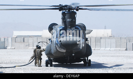 Un U.S. Esercito CH-47 elicottero Chinook assegnato al decimo combattere la Brigata Aerea si arresta per il carburante della marcia in avanti e di armamento punto di rifornimento durante una personale e attrezzature missione di movimento in avanti una base operativa Ghazni, provincia di Ghazni, Afghanistan, se Foto Stock