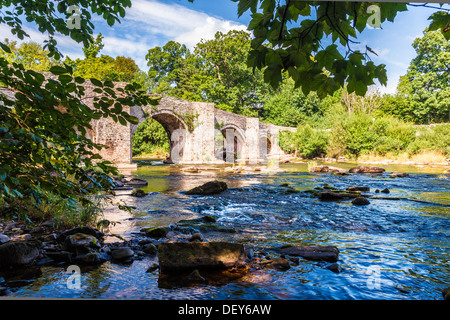 Il Fiume Usk e Ponte Llangynidr nel Parco Nazionale di Brecon Beacons, Galles. Foto Stock