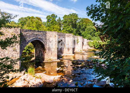 Il Fiume Usk e Ponte Llangynidr nel Parco Nazionale di Brecon Beacons, Galles. Foto Stock