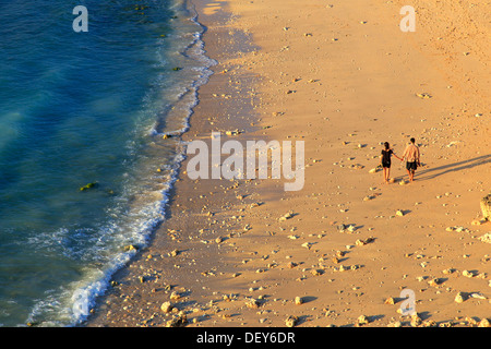 Bali, Bukit Peninsula, Balangan Beach, un popolare backpacker e surfer's destinazione nel sud di Bali Foto Stock