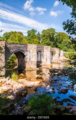 Il Fiume Usk e Ponte Llangynidr nel Parco Nazionale di Brecon Beacons, Galles. Foto Stock