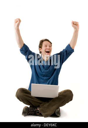 Il tifo Uomo con notebook seduta con le gambe incrociate Foto Stock