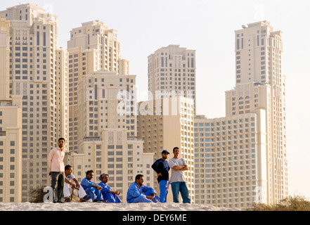 Skyline of Dubai Marina, construction workers, Dubai, United Arab Emirates, Middle East Foto Stock