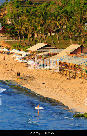 Bali, Bukit Peninsula, Balangan Beach, un popolare backpacker e surfer's destinazione nel sud di Bali Foto Stock