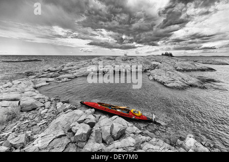 Folding kayak Klepper nel nord Georgian Bay, Ontario, Canada. Vicino a Killarney. Altered digitalmente per isolare il colore del kayak. Foto Stock