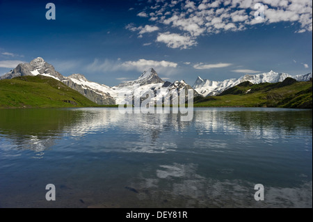 Bachalpsee lago vicino a Grindelwald, montagna Faulhorn e Finsteraarhorn sul retro, Oberland bernese, il Cantone di Berna, Svizzera Foto Stock