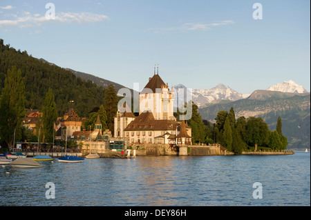 Schloss Oberhofen castello nei pressi di Thun e il Lago di Thun, montagne Eiger, Moench e Jungfrau sul retro, il Cantone di Berna, Svizzera, Europa Foto Stock