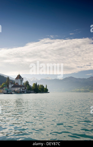 Schloss Oberhofen castello nei pressi di Thun e il Lago di Thun, montagne Eiger, Moench e Jungfrau sul retro, il Cantone di Berna, Svizzera, Europa Foto Stock