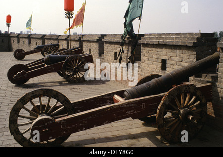 Vecchio cannoni sulla parte superiore delle pareti dei Ming nella città di Ping Yao ufficialmente Pingyao città antica nel centro di Shanxi, Cina Foto Stock