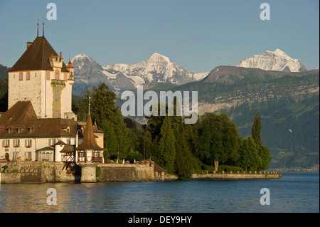 Il castello di Oberhofen, nella parte anteriore del Moench, Eiger e Jungfrau montagne, Oberhofen, il lago di Thun, il Cantone di Berna, Svizzera Foto Stock