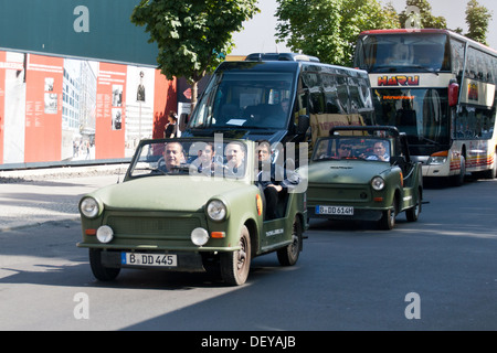 Una trabant al Checkpoint Charlie Friedrichstrasse - Berlino, Germania Foto Stock