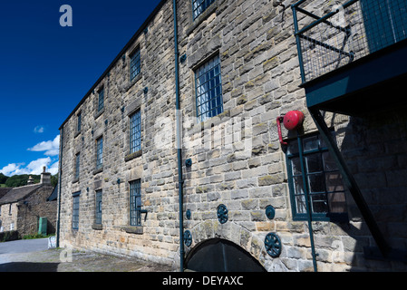 Caudwell un mulino storico del XIX secolo lavorando farina mulino sul fiume Wye nel distretto di Peak Derbyshire Foto Stock