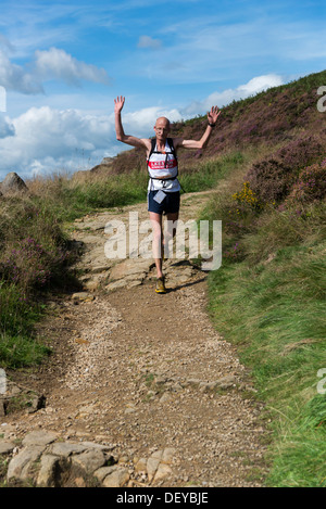 Attraversare il paese cadde corridori del Peak District Derbyshire 20 miglia off road gara endurance per la carità Foto Stock