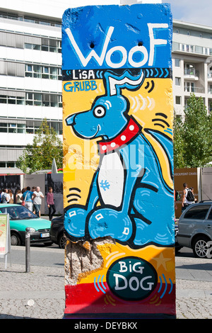 Estate al Checkpoint Charlie - Berlino, Germania un pezzo del muro Foto Stock