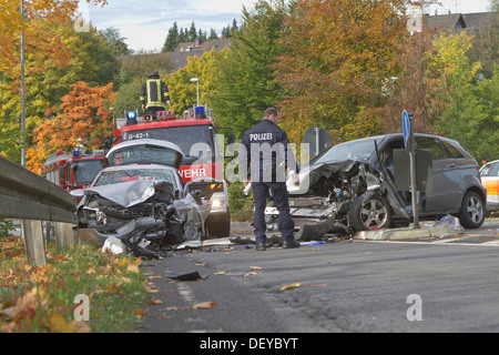 Poliziotto segnando un incidente sito con una bomboletta spray, incidente mortale sulla L 299 autostrada, Lindlar, Renania settentrionale-Vestfalia Foto Stock