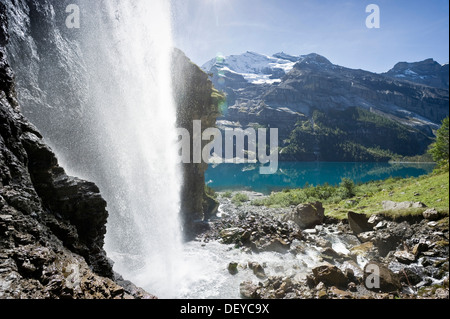 A cascata, Oeschinensee Lago Oeschinen, Oberland bernese, il Cantone di Berna, Svizzera, Europa Foto Stock