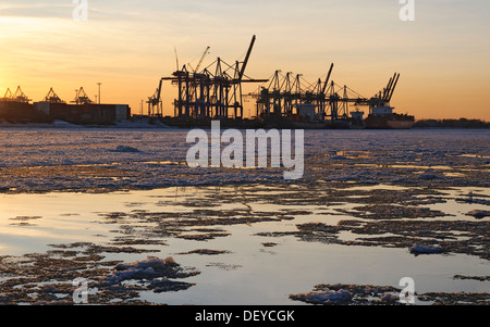 Tramonto nel wintery porto di Amburgo, fiume Elba, Amburgo Foto Stock