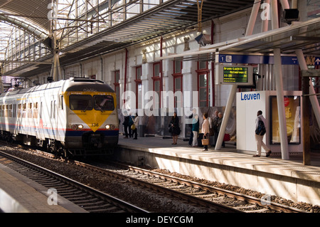 I passeggeri su piattaforma in Leuven stazione ferroviaria del Belgio Foto Stock