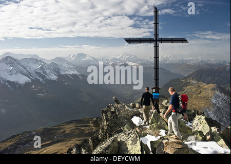 Gli alpinisti sul Bettmerhorn, che si affaccia sulla Valle del Rodano e Alpi Pennine, Bettmeralp, Vallese, Svizzera, Europa Foto Stock