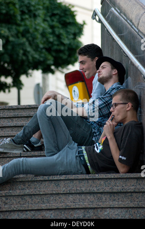 I ragazzi seduti sulle scale. Foto Stock