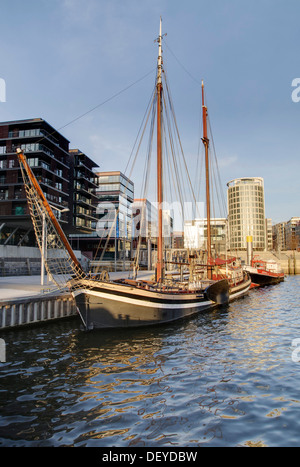 Storico delle navi a vela ormeggiata in Traditionsschiffhafen, nave tradizionale porto, Sandtorhafen, HafenCity di Amburgo Foto Stock