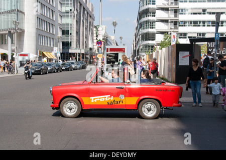 Estate Checkpoint Charlie Friedrichstrasse - Berlino, Germania con una Trabant Foto Stock