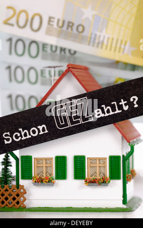 Casa in miniatura con GEZ-slogan "chon GEZahlt? Foto Stock