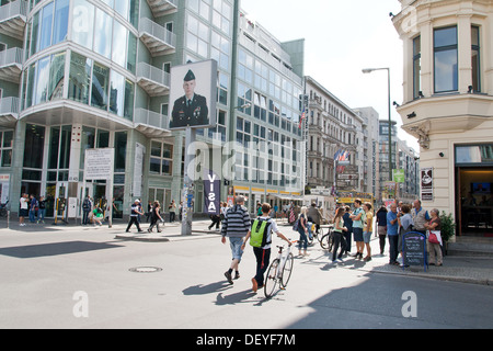 In estate il Checkpoint Charlie in Friedrichstrasse - Berlino Foto Stock