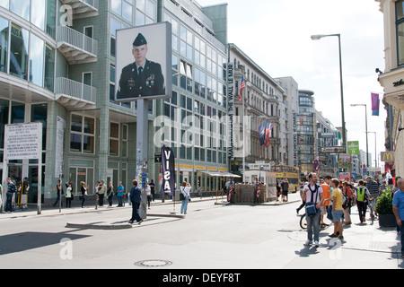 In estate il Checkpoint Charlie in Friedrichstrasse - Berlino Foto Stock