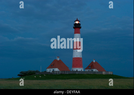 Faro, scena notturna, Westerheversand, Westerhever, Eiderstedt, Frisia settentrionale, Schleswig-Holstein, Germania Foto Stock