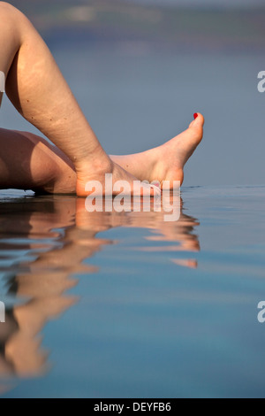 Close up della donna di piedi nella piscina infinity, St.Brides Spa Hotel, Saundersfoot, Pembrokeshire, Wales, Regno Unito Foto Stock