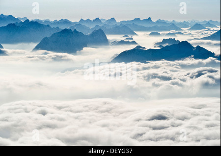 Vista dal Monte Zugspitze verso ovest, Zugspitze, Wetterstein mountain range, Alpi Orientali, Alta Baviera, Baviera Foto Stock