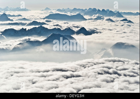 Vista dal Monte Zugspitze verso ovest, Zugspitze, Wetterstein mountain range, Alpi Orientali, Alta Baviera, Baviera Foto Stock