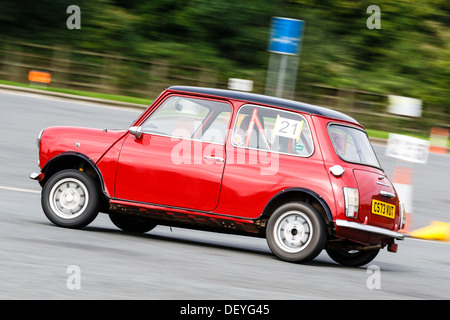 Una vettura di prendere parte ad un AutoSolo a Strensham Servizi sulla M5. Foto Stock