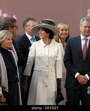 Copenaghen, Settembre 25th, 2013. Oggi HRH Principessa Mary di Danimarca denominato ufficialmente il triple-E CONTENITORE maestosa nave Maersk a Langelinie nel porto di Copenhagen. La cerimonia ha segnato anche l'apertura dell'area espositiva e visite a bordo della nave per il pubblico. Sua Altezza Reale, la Principessa Maria a parlare con il presidente del consiglio di amministrazione, Michael Pram Rasmussen, dopo la cerimonia. Credito: Niels Quist/Alamy Live News Foto Stock