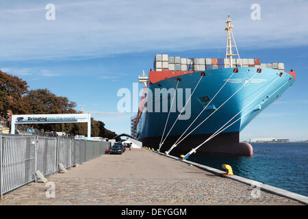 Copenaghen, Settembre 25th, 2013. Oggi HRH Principessa Mary di Danimarca denominato ufficialmente il triple-E CONTENITORE maestosa nave Maersk a Langelinie nel porto di Copenhagen. La cerimonia ha segnato anche l'apertura dell'area espositiva e visite a bordo della nave per il pubblico. Il Majestic Maersk a Langelinie nel porto di Copenaghen il giorno della cerimonia di denominazione. Credito: Niels Quist/Alamy Live News Foto Stock