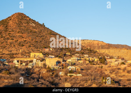 Girolamo borgo, arroccato su una collina in inverno il sole di mattina in Arizona, Stati Uniti d'America Foto Stock