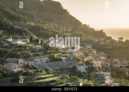 Villaggio e giardini terrazzati, Banyalbufar, Maiorca, isole Baleari, Spagna Foto Stock