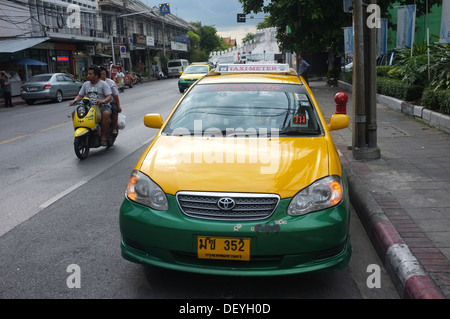 Taxi e scooter a Bangkok, in Thailandia Foto Stock