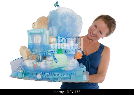 Bella Signora presentando un pannolino per bambino torta con elementi diversi per le donne incinte la famiglia e il loro ragazzo, isolato su un bianco backg Foto Stock