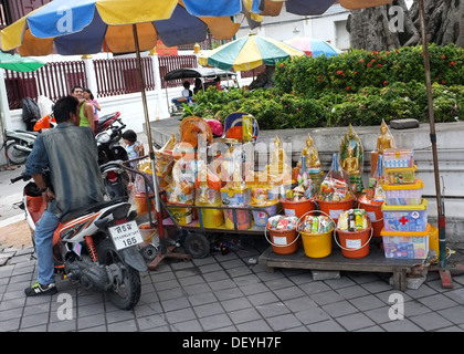 I monaci buddisti' fornisce per la vendita, Bangkok in Thailandia Foto Stock