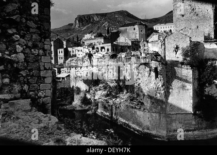 La temporanea sospensione ponte eretto per sostituire il Stari Mostar ponte che attraversa il fiume Neretva, distrutto nella guerra in Bosnia. Foto Stock