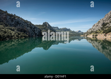 Lago di montagna, Embalse de Gorg Blau, Tramuntana, Maiorca, isole Baleari, Spagna Foto Stock